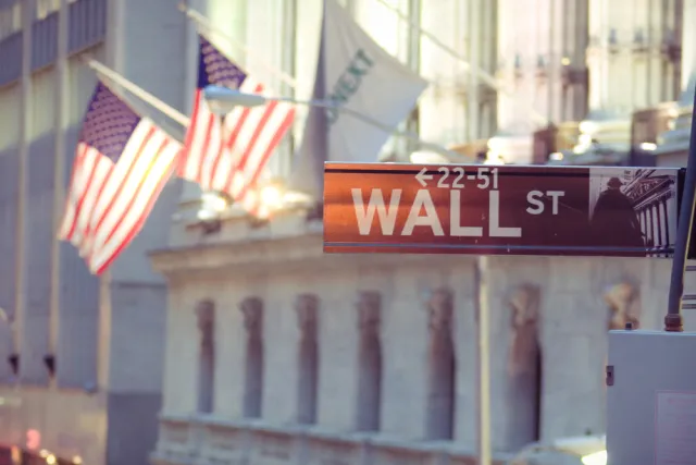 Wall Street mocno w dół po podwyżce stóp przez Fed