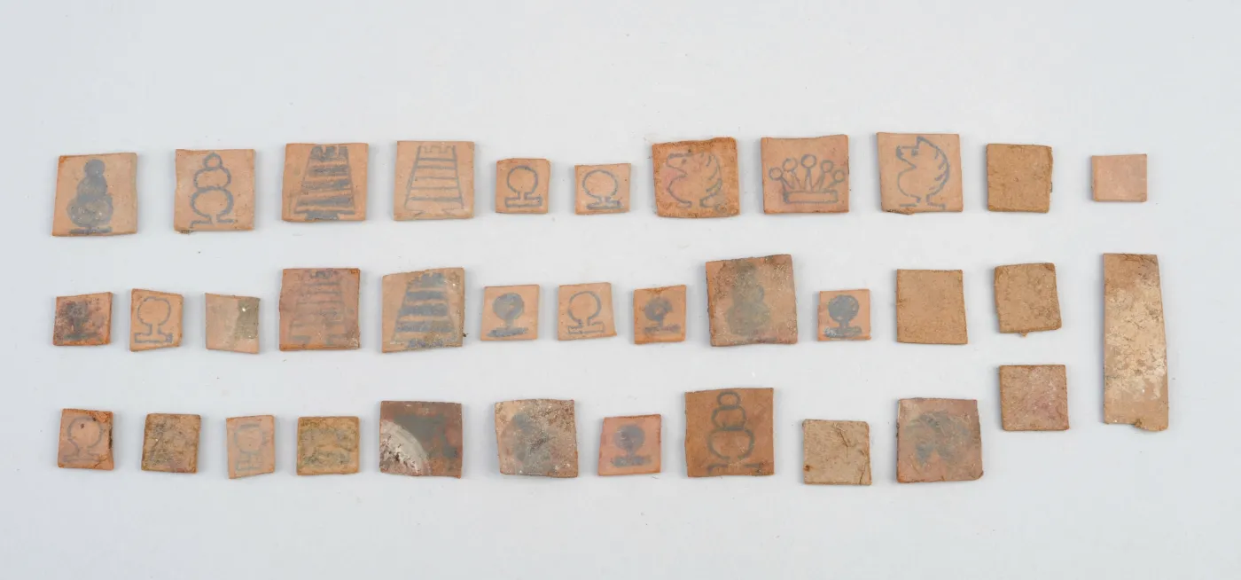 Muzeum Auschwitz: Znaleziono figury szachowe pod podłogą jednego z bloków