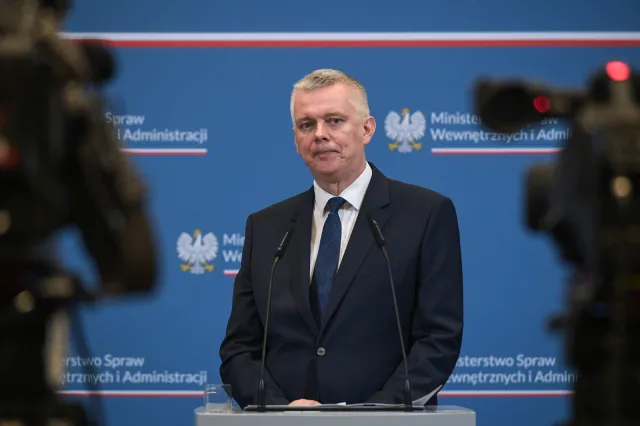 Sojusz PiS-u z marką odzieżową "Red is Bad". Wyprowadzanie publicznych pieniędzy na nieopisaną dotąd skalę