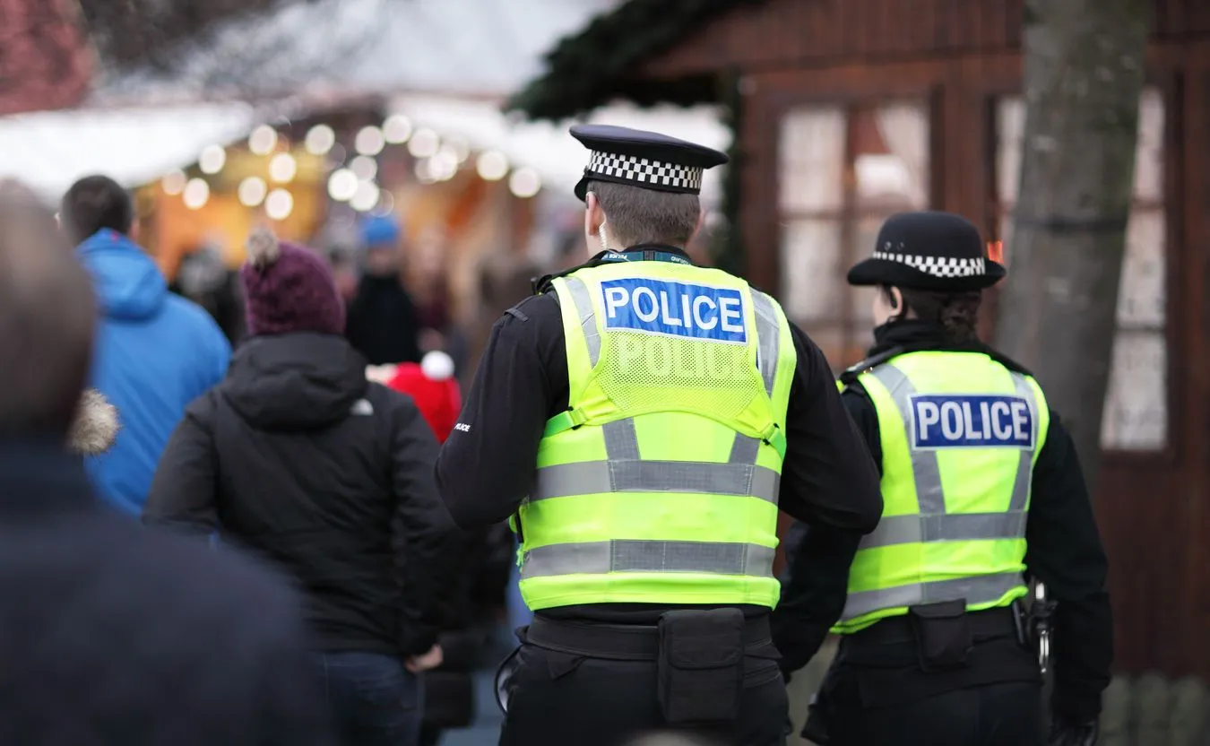 Gwałtowne protesty w Anglii po ataku nożownika  w Southport. Ataki na hotel Holiday Inn i starcia z policją