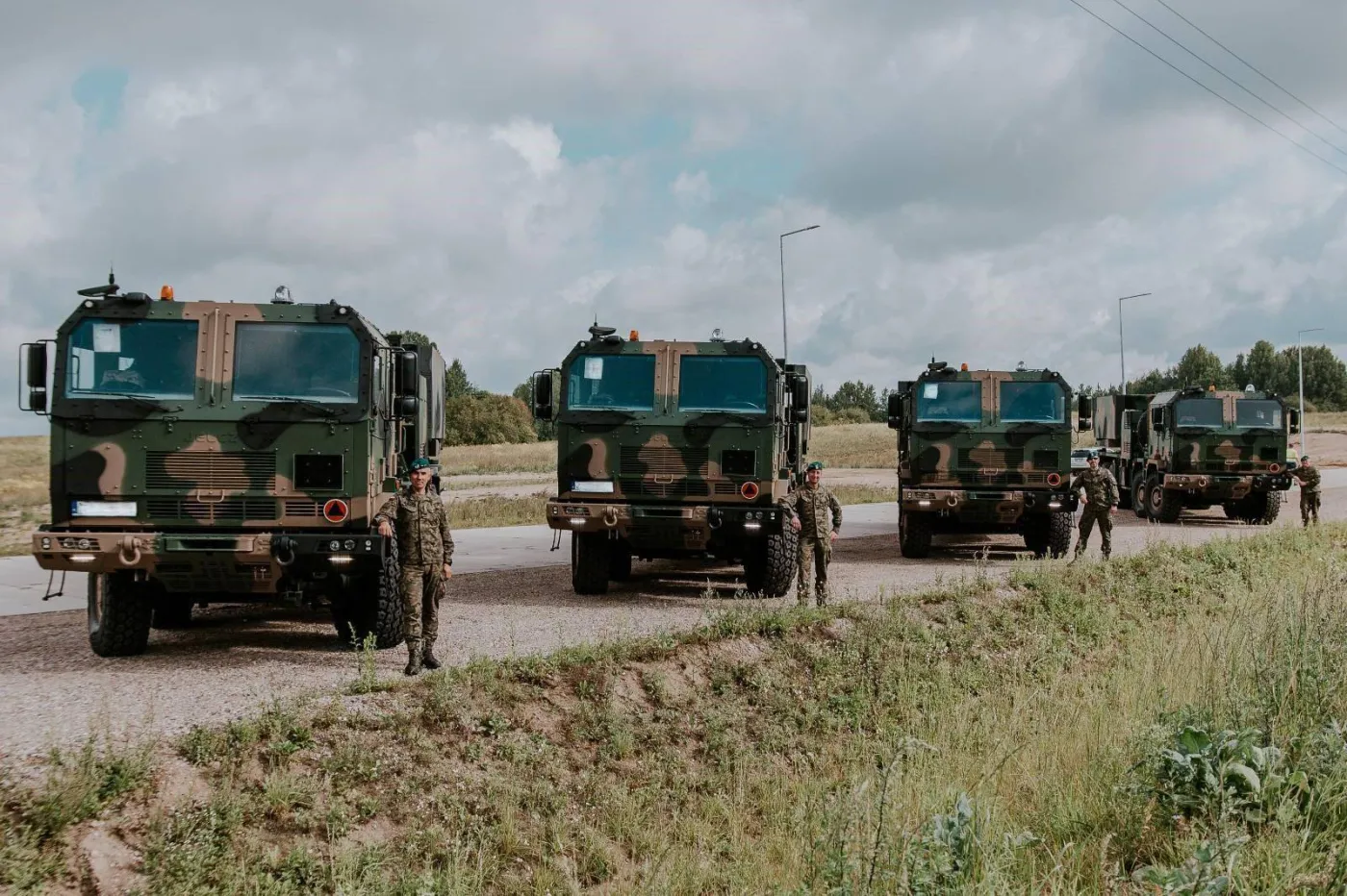 Cztery polskie wyrzutnia K239 Chunmoo (Homar-K) z 1 Mazurskiej Brygady Artylerii w Węgorzewie. Wyrzutnie osadzono na polskim podwoziu Jelcz P882.57.