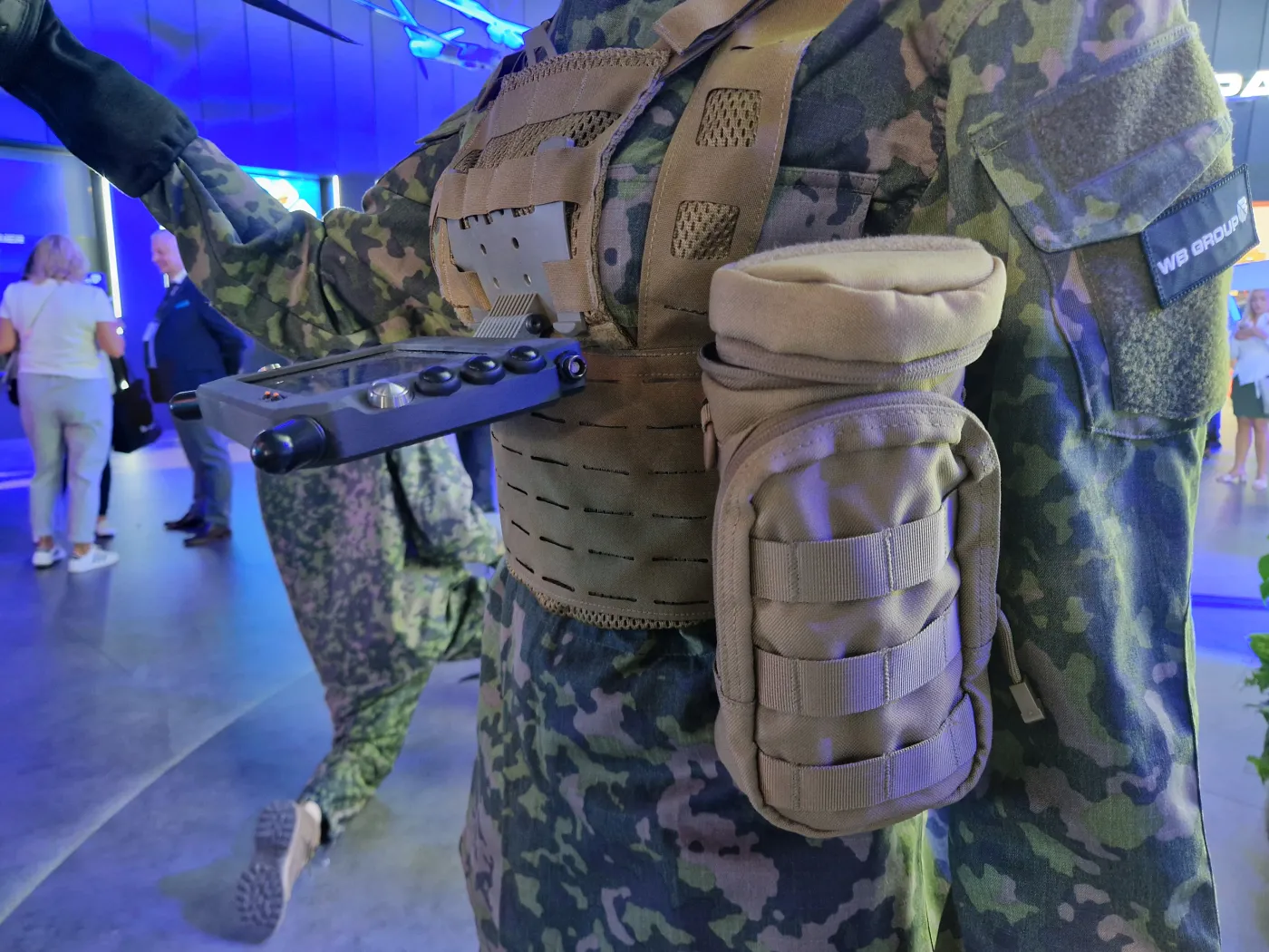 Drony X-Fronter są tak niewielkie, że możliwe jest nawet podpięcie go do kamizelki taktycznej. W zestawie z umieszczonym w panelu administracyjnym tabletem operatora, może stanowić bardzo praktyczne wyposażenie np. dla sekcji piechoty.