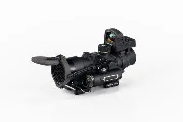 Dzienny Celownik Modułowy DCM-1 Szafir. Widoczne u góry szkiełko to miniaturowy kolimator MK-1. Poniżej znajduje się lunetka LDK-4.