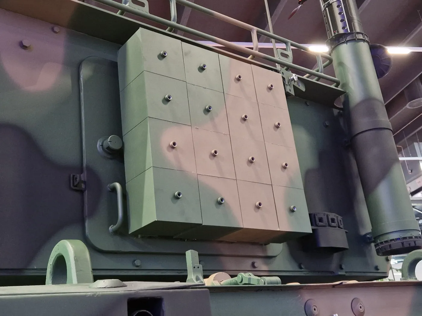 Polski pancerz reaktywny Pangolin umieszczony na wieży samobieżnego moździerza na podwoziu gąsienicowym SMG-120 Rak-G