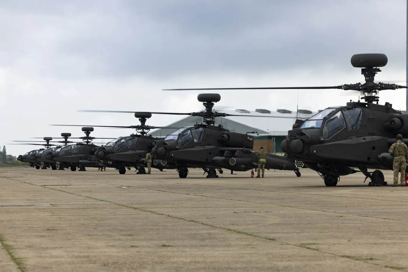 Brytyjskie śmigłowce uderzeniowe AH-64. Widoczne nad głównym wirnikiem charakterystyczne "gruszki" to radar AN/APG-78 Longbow.