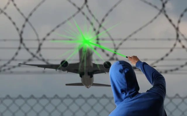 Chiny skierowały laser na niemiecki samolot: incydent na Morzu Czerwonym wywołuje napięcia