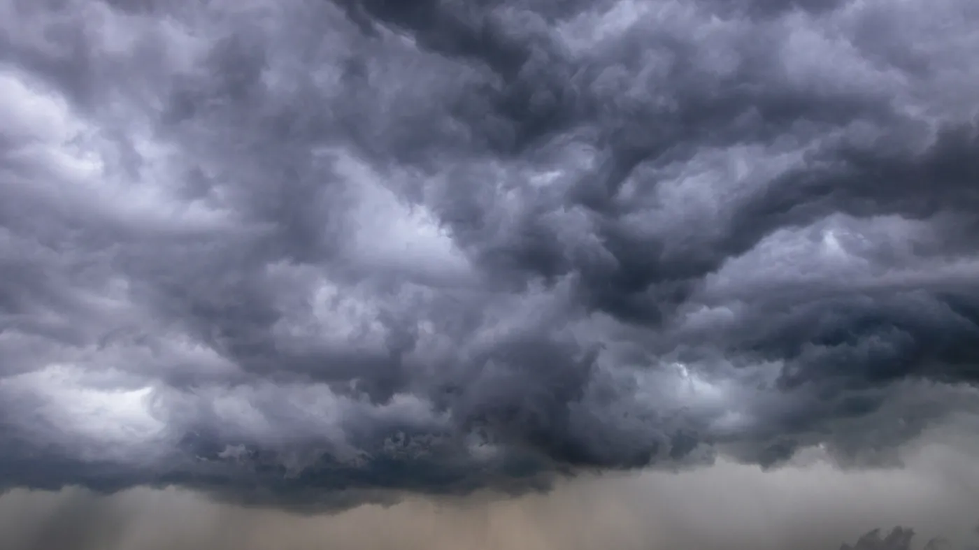 pogoda chmury deszczowe burzowe burza deszcz ciemne czarne chmury niebo