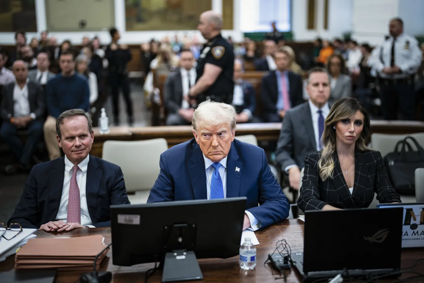 Były prezydent USA Donald Trump (C) na sali sądowej 