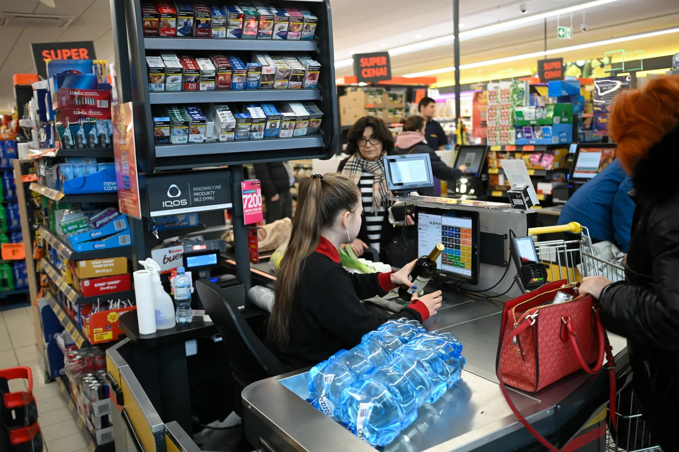 Do której dzisiaj 31.12.2025 są otwarte sklepy? Gdzie można zrobić zakupy w sylwestra: Lidl, Biedronka, galerie handlowe, czy tylko Żabka