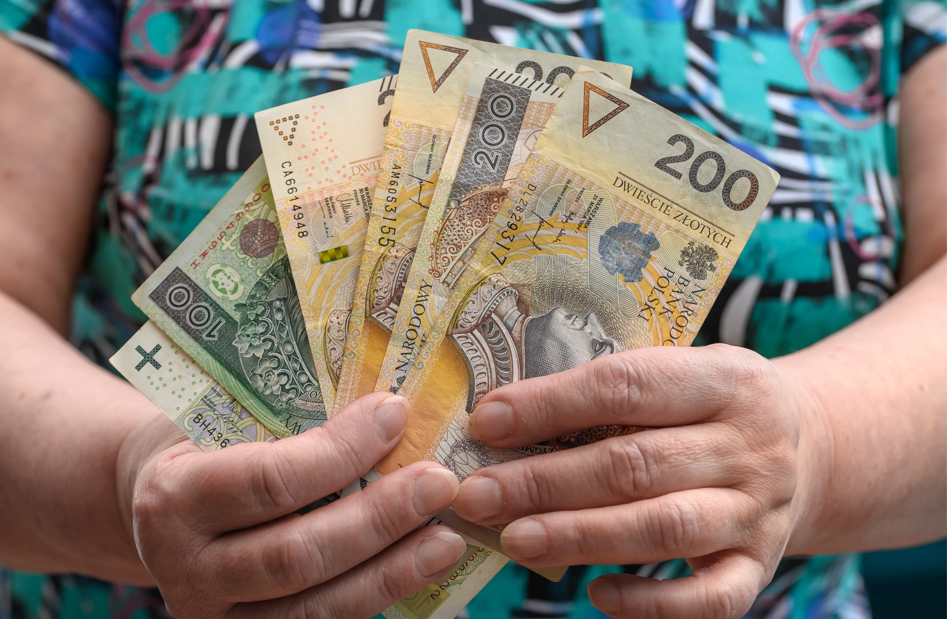 To świadczenie ratuje najniższe emerytury. ZUS dopłaca do minimum choćby po latach