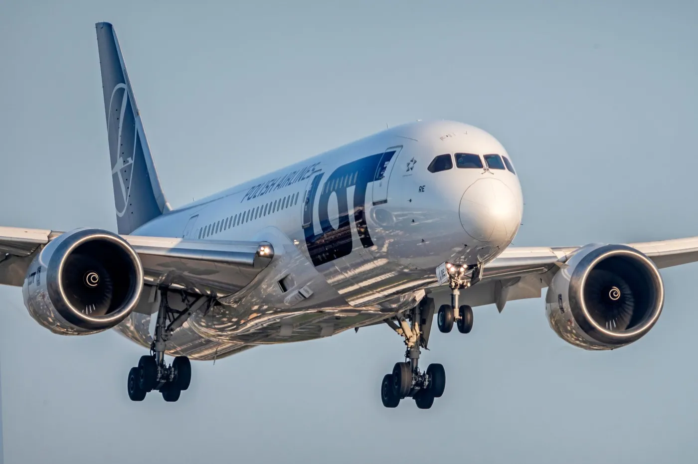 Część rejsów LOT do Warszawy została przekierowana na inne lotniska