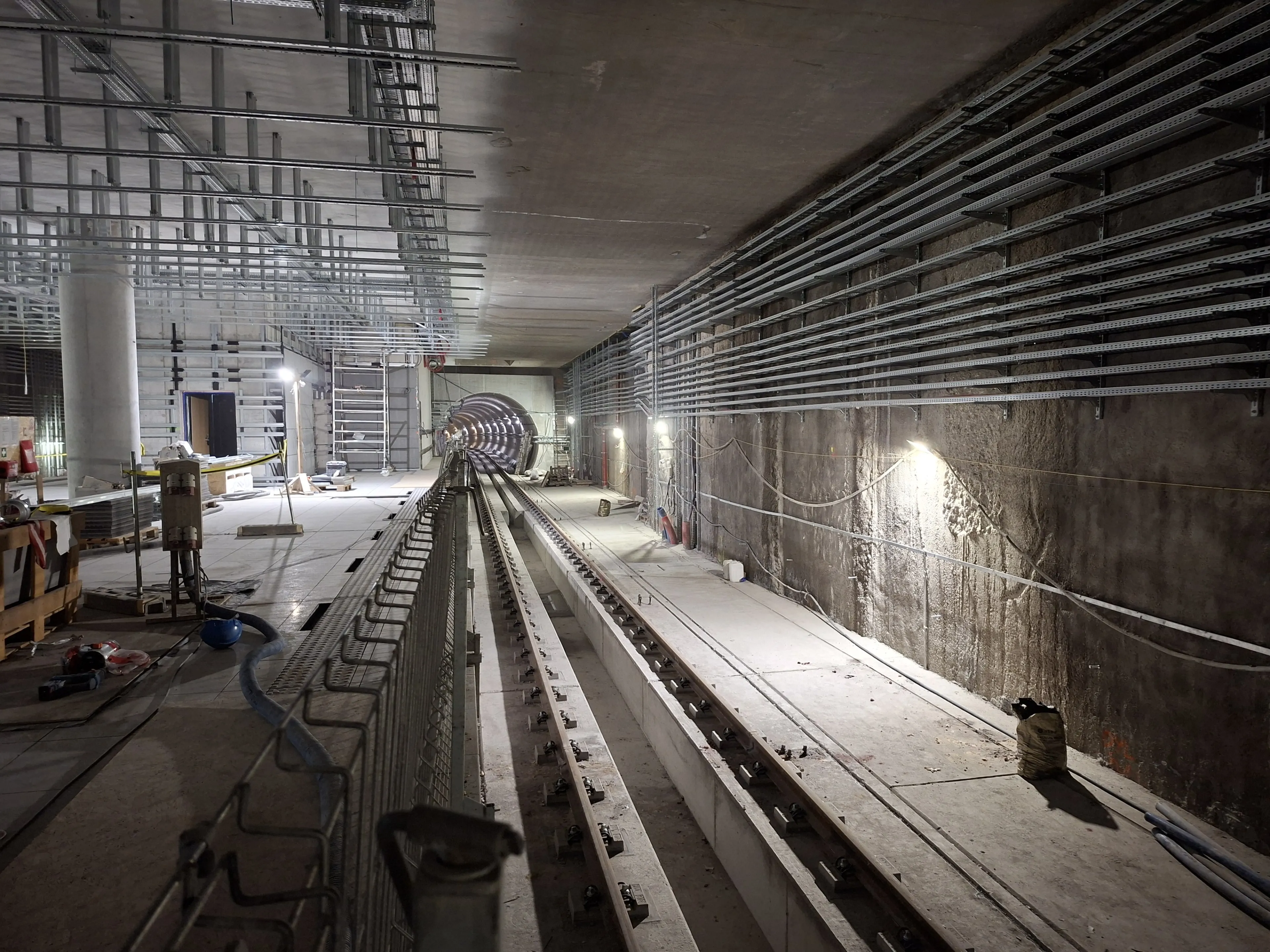 Kończą budowę metra. Tory już ułożone. Zaraz pojadą pierwsze pociągi