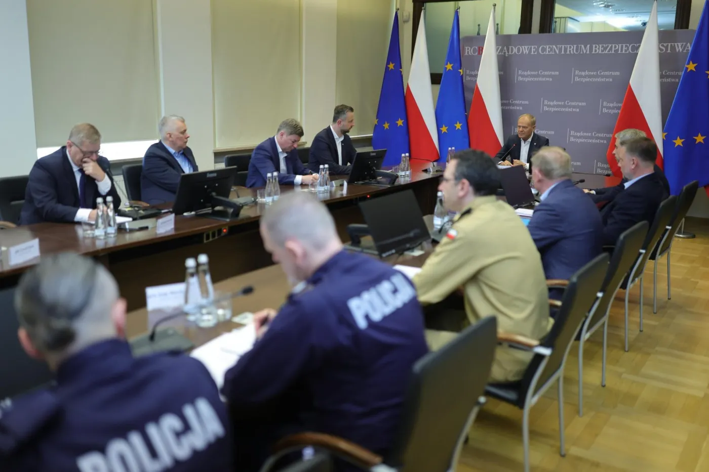 Służby w domu rodzinnym prezydenta Karola Nawrockiego. Oprawa premiera z ministrami i przedstawicielami służb