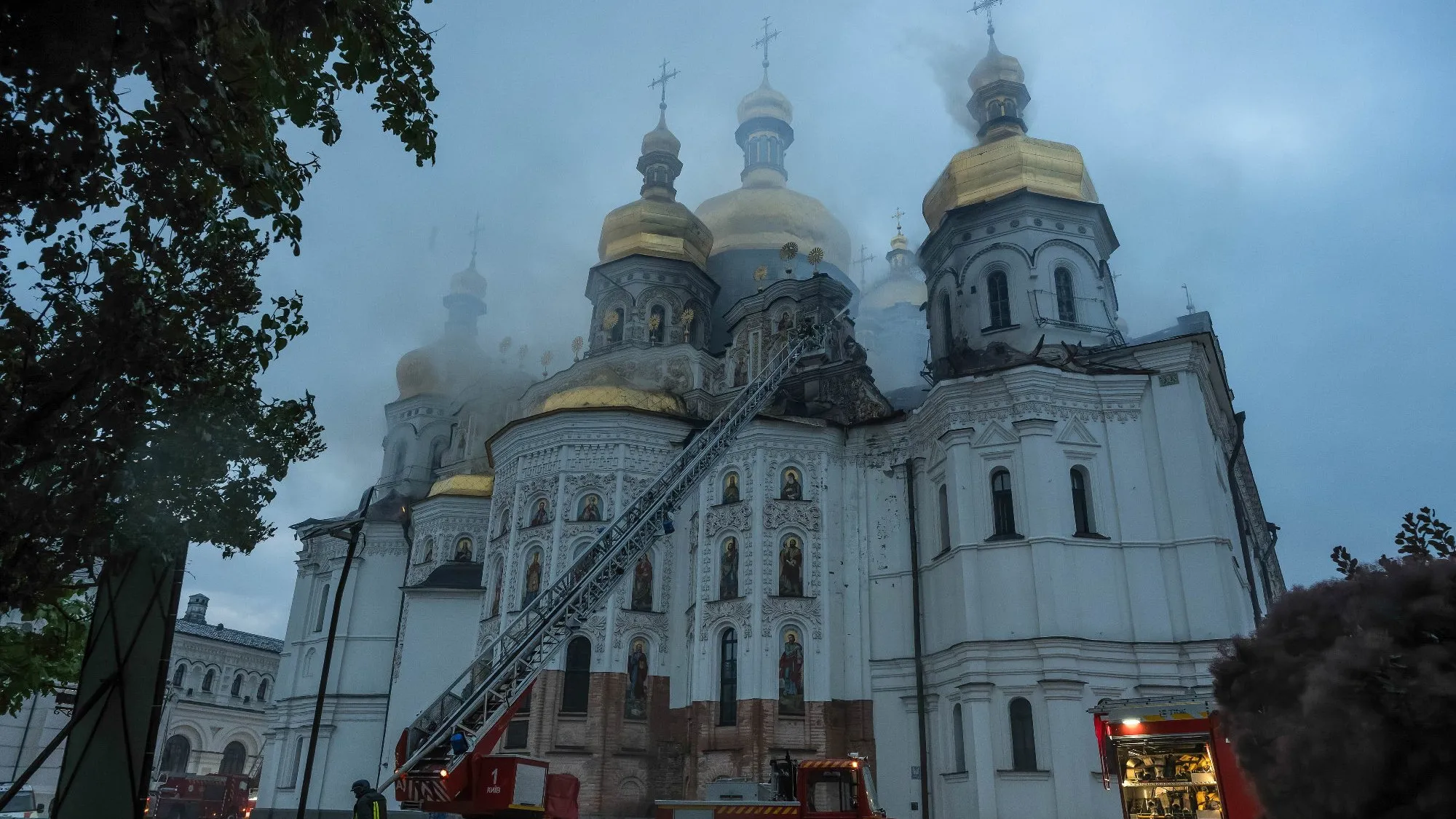 Świat w szoku po ataku Rosji na Ławrę Peczerską. "To jak zbombardowanie katedry Notre-Dame"