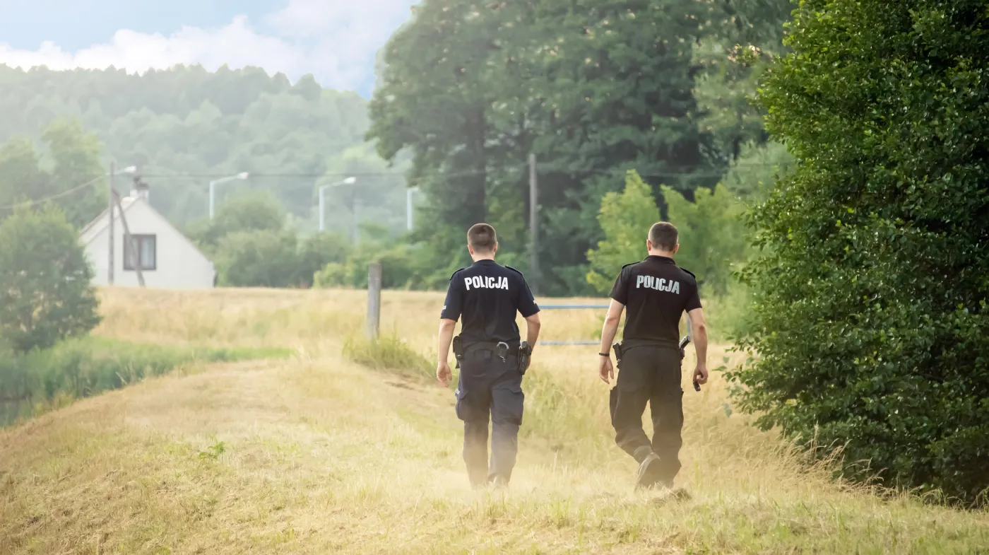 Patrol policji na skraju lasu
