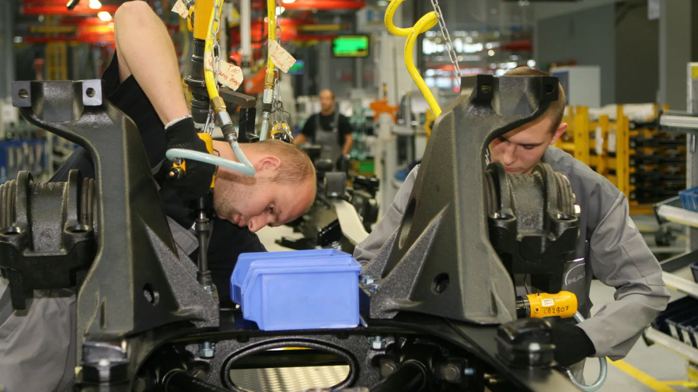 Polskie firmy inwestują, ale transformacja, automatyzacja i robotyzacja wymaga czasu. Jest pewne, że maszyny i AI nie zastąpią ludzi, ci zaś potrzebują zmiany lub podniesienia kwalifikacji by mógł rozwijać się biznes jak fabryki czy magazyny.