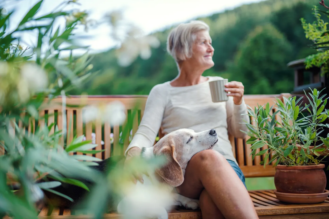 seniorka pies sanatorium wypoczynek natura uzdrowisko 