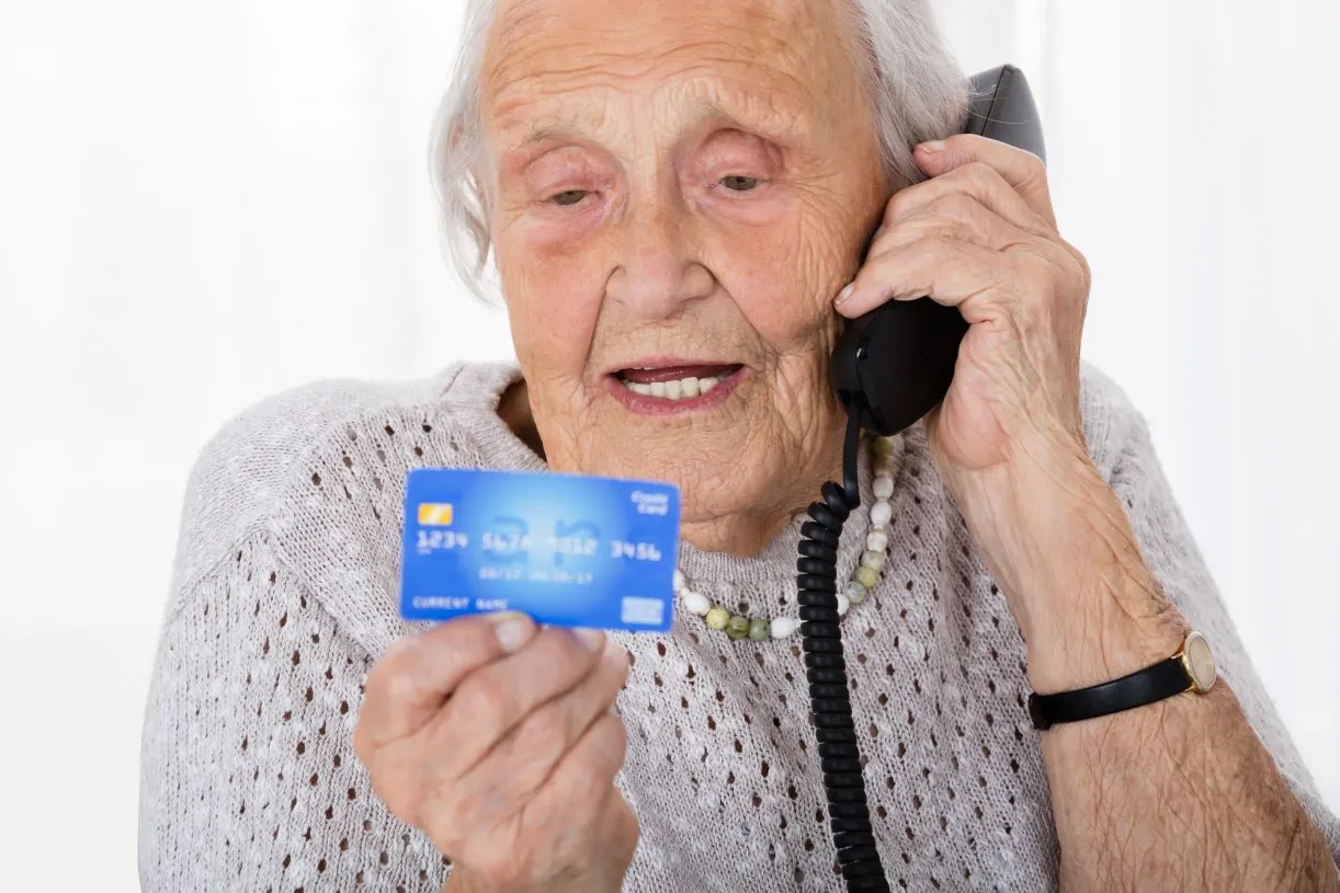 Szokujące metody oszustw na seniorach. Na czym polegają i jak z nimi walczyć?