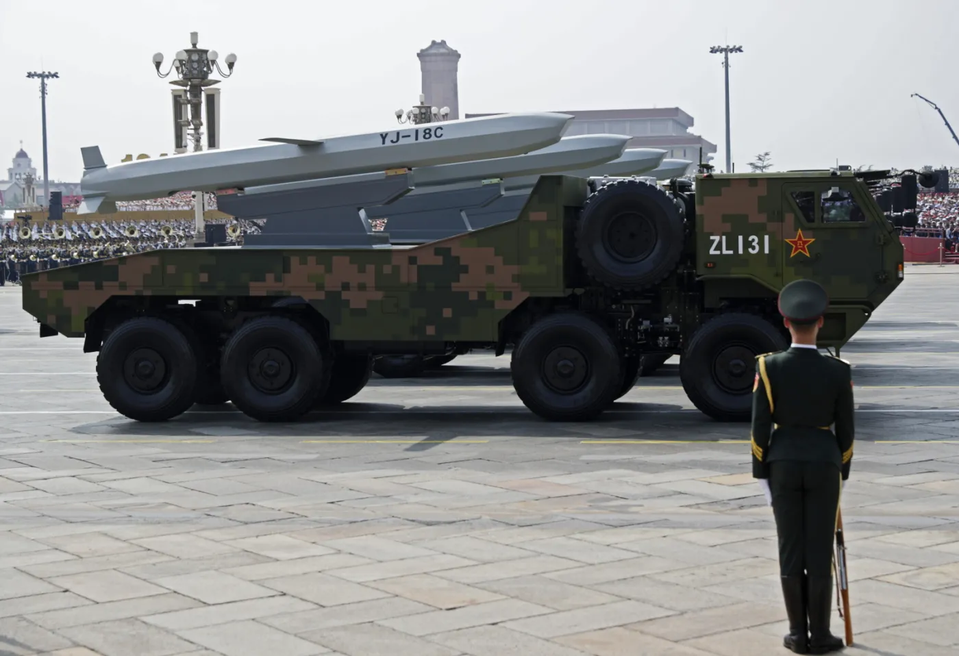 Pojazdy opancerzone z poddźwiękowymi pociskami manewrującymi YJ-18C podczas parady wojskowej w Pekinie