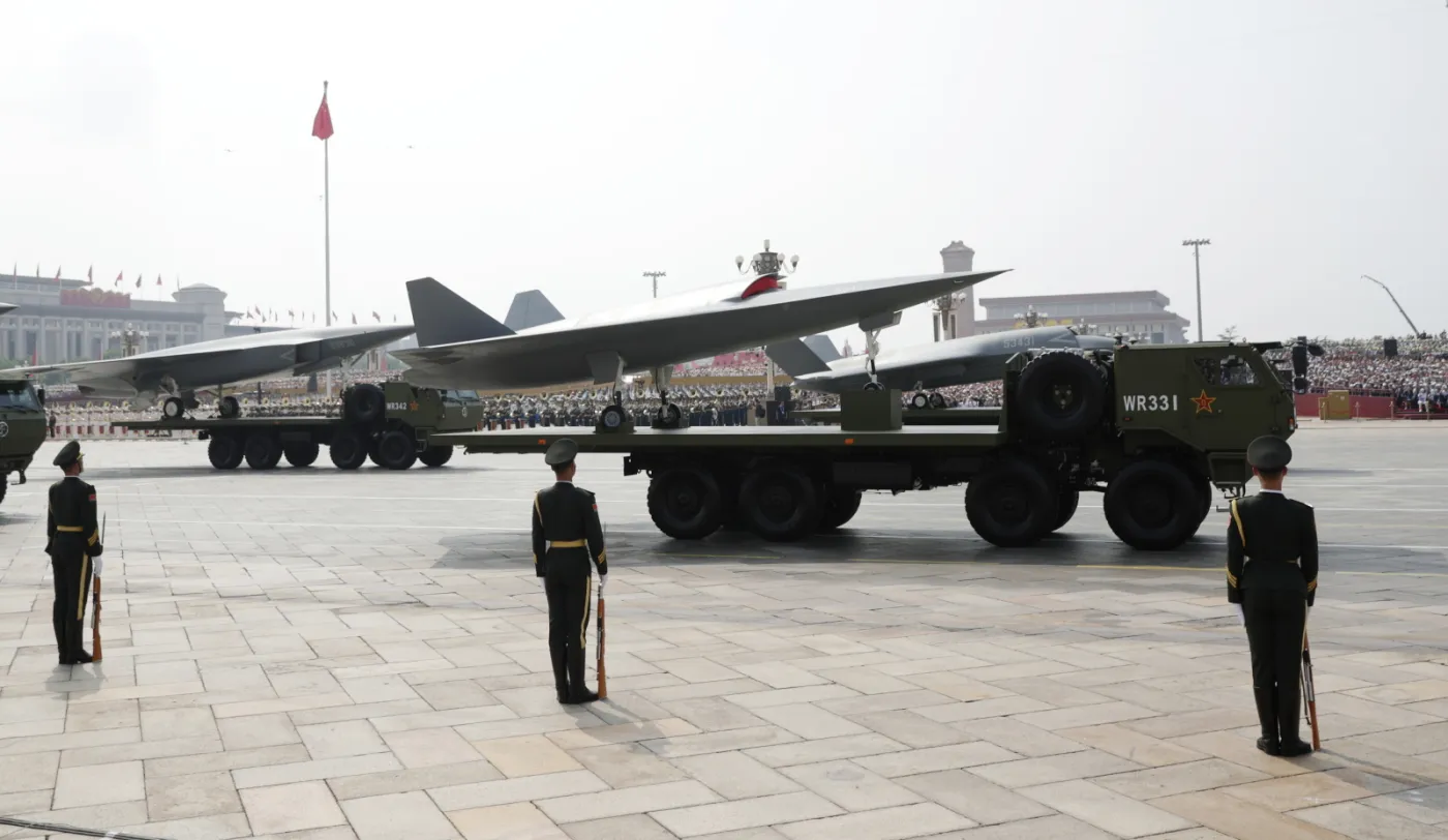 Pojazdy opancerzone przewożące bezzałogowe statki powietrzne podczas parady wojskowej z okazji 80. rocznicy zakończenia wojny chińsko-japońskiej w Pekinie.