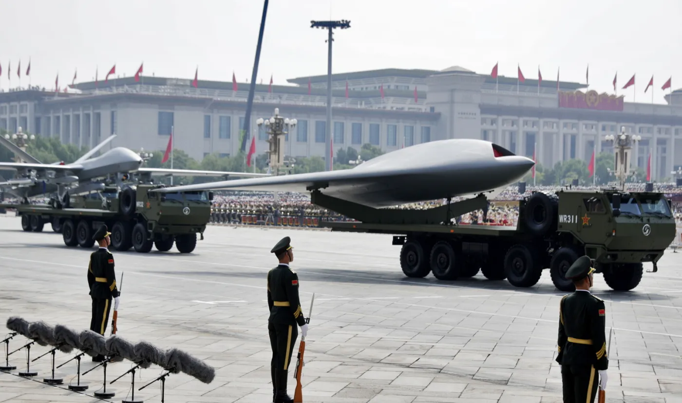 Pojazdy opancerzone z bezzałogowymi statkami powietrznymi widoczne podczas parady wojskowej z okazji 80. rocznicy zakończenia wojny chińsko-japońskiej w Pekinie