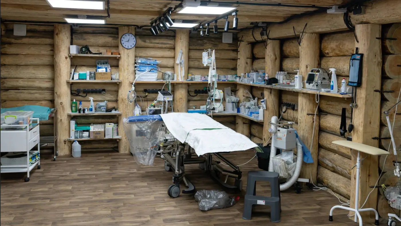 Podziemne szpitale NATO na ukraińskim froncie. Kto je buduje, jak działają i co robią tam Polacy?