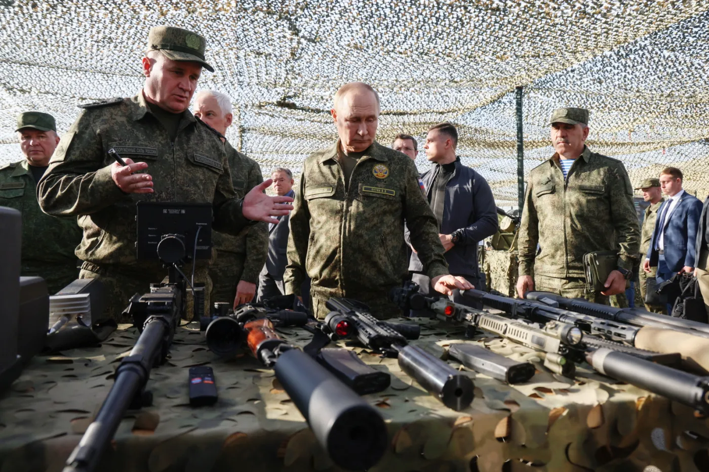 Prezydent Rosji Władimir Putin (w środku), w towarzystwie głównodowodzącego rosyjskich wojsk lądowych Andrieja Mordwiczewa (2-od lewej) i wiceministra obrony Junus-Beka Jewkurowa (3-od prawej), dokonuje inspekcji rosyjskiej broni i sprzętu podczas wizyty na rosyjsko-białoruskich wspólnych ćwiczeniach wojskowych „Zapad 2025” (Zachód 2025) na poligonie Mulino w obwodzie niżnonowogrodzkim w Rosji