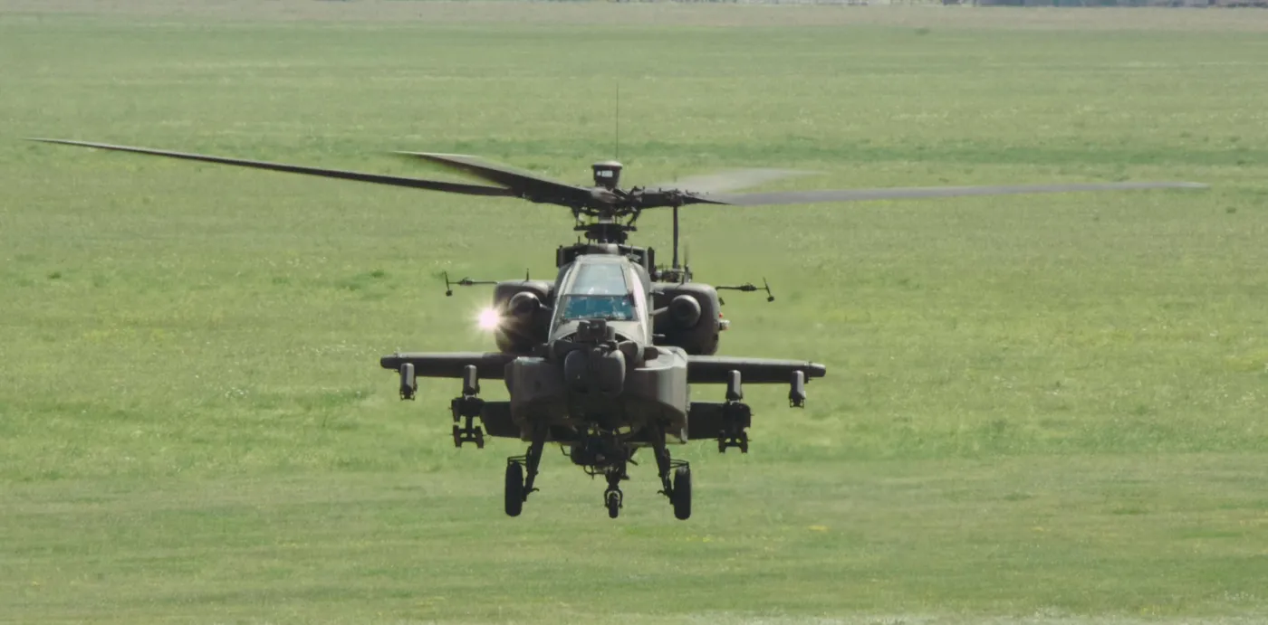 AH-64D w trakcie pierwszego lotu z polskim pilotem. Te maszyny US Army już całkowicie wycofuje.