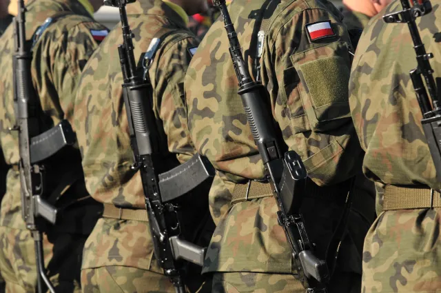Mobilizacja Polaków na wypadek wojny. Kto poszedłby do wojska, a kto uciekł z kraju? [SONDAŻ]