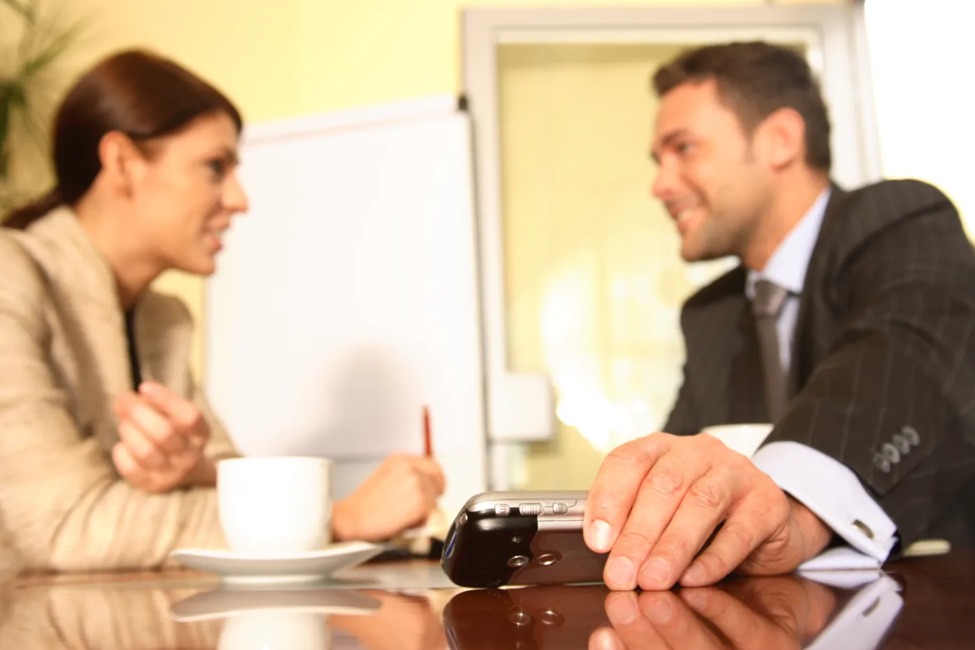 Polisa przez telefon i internet wciąż jest dla nas podejrzana