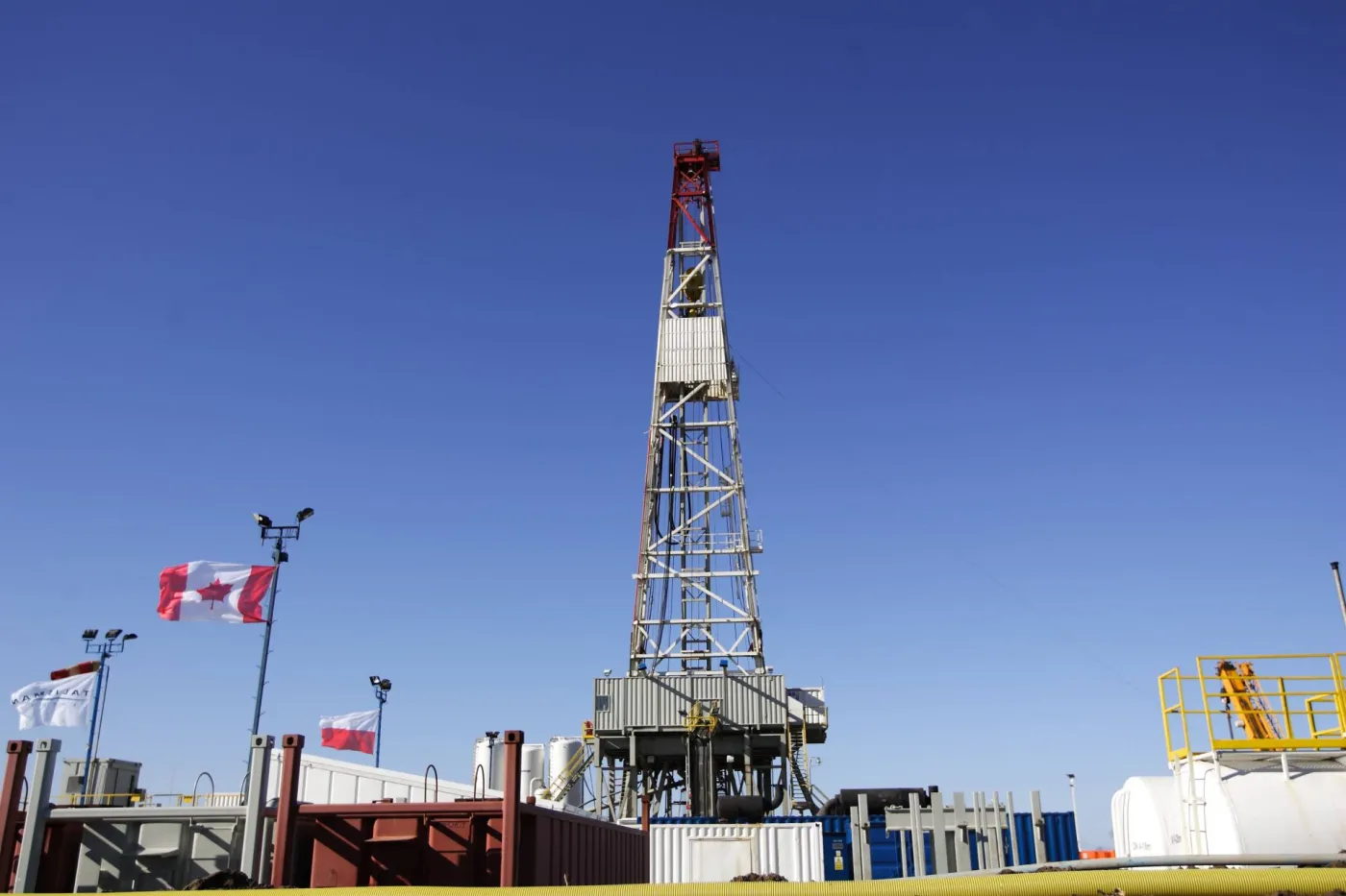   WIERTNIA GAZU ŁUPKOWEGO SZYMKOWO - 1 W WOJEWÓDZTWIE KUJAWSKO - POMORSKIM ODWIERT PROWADZI TU FIRMA TALISMAN ENERGY ORAZ SAN LEON WIEŻA WIERTNICA ZOSTAŁA TU PRZETRANSPORTOWANA Z OKOLIC BRANIEWA.