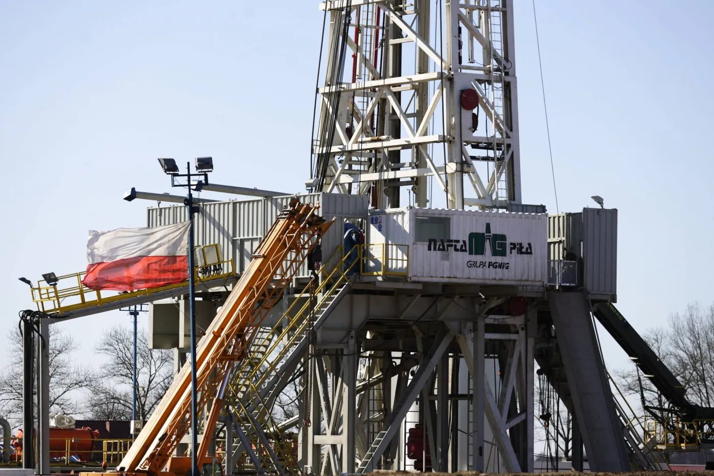  WIERTNIA GAZU ŁUPKOWEGO SZYMKOWO - 1 W WOJEWÓDZTWIE KUJAWSKO - POMORSKIM ODWIERT PROWADZI TU FIRMA TALISMAN ENERGY ORAZ SAN LEON WIEŻA WIERTNICA ZOSTAŁA TU PRZETRANSPORTOWANA Z OKOLIC BRANIEWA.