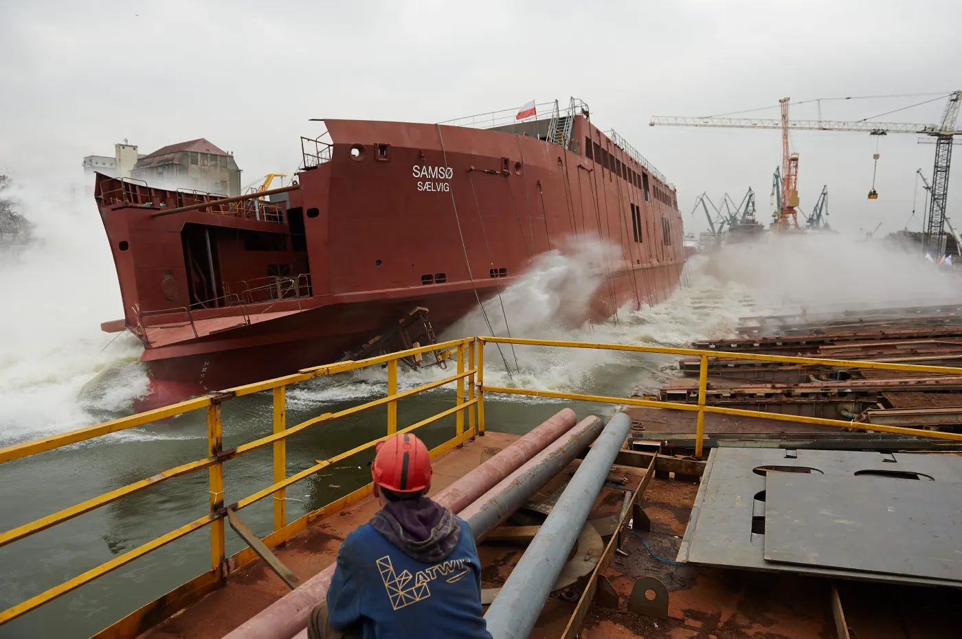 Gdańsk, 27.03.2014. Ekologiczny prom na zamówienie duńskiej gminy Samso, został zwodowany w Remontowa Shipbuilding w Gdańsku, 27 bm. Statek będzie pierwszym w Unii Europejskiej promem pasażersko–samochodowym o napędzie gazowym. Jednostka o długości 100m i szerokości 19m jest jednym z największych promów gazowych budowanych w Remontowa Shipbuilding. Spółka pozyskała kontrakt w drodze ogólnoeuropejskiego przetargu. (aw/awol) PAP/Adam Warżawa