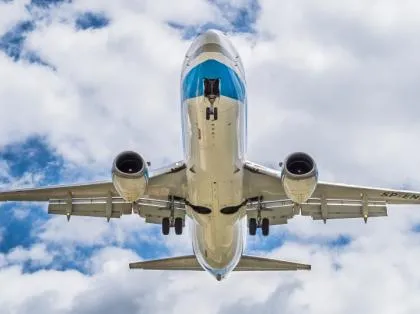 Samoloty nad głową, samochody za ścianą