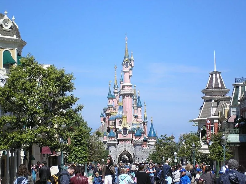 Zawyżone ceny biletów dla obcokrajowców. Paryski Disneyland na celowniku KE