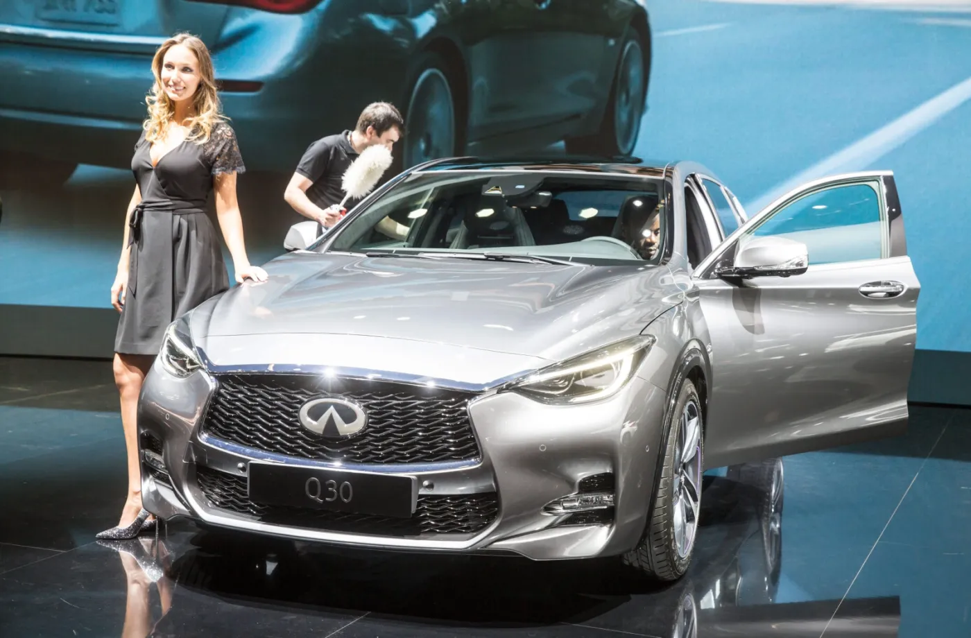 2308911-nowy-infiniti-q30.jpg
