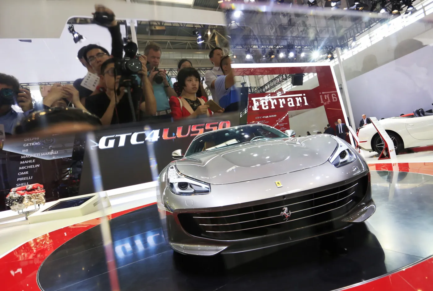 2528538-ferrari-gtc4lusso.jpg