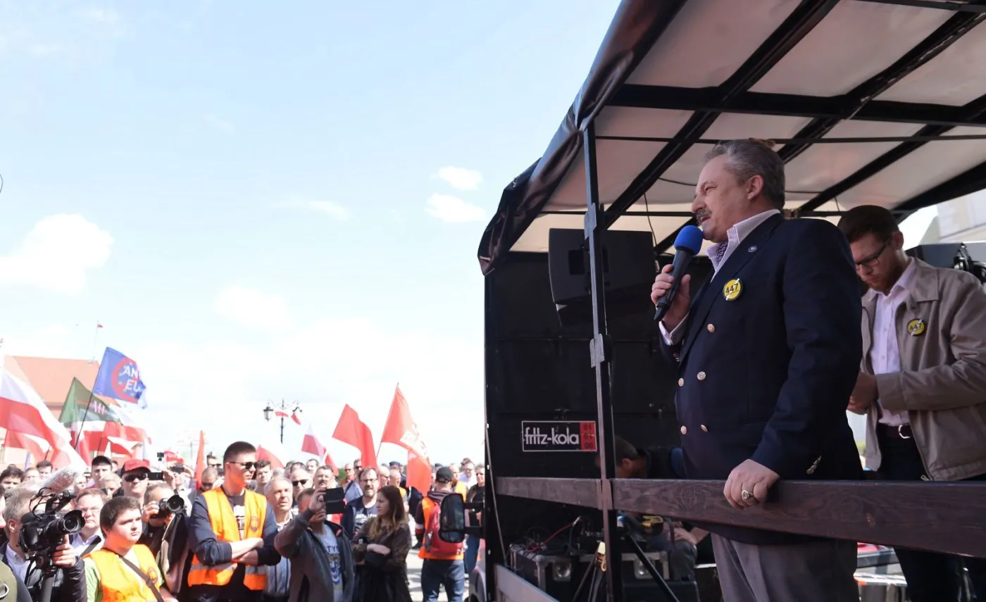 "Nie dla UE". Ulicami Warszawy idzie Marsz Suwerenności