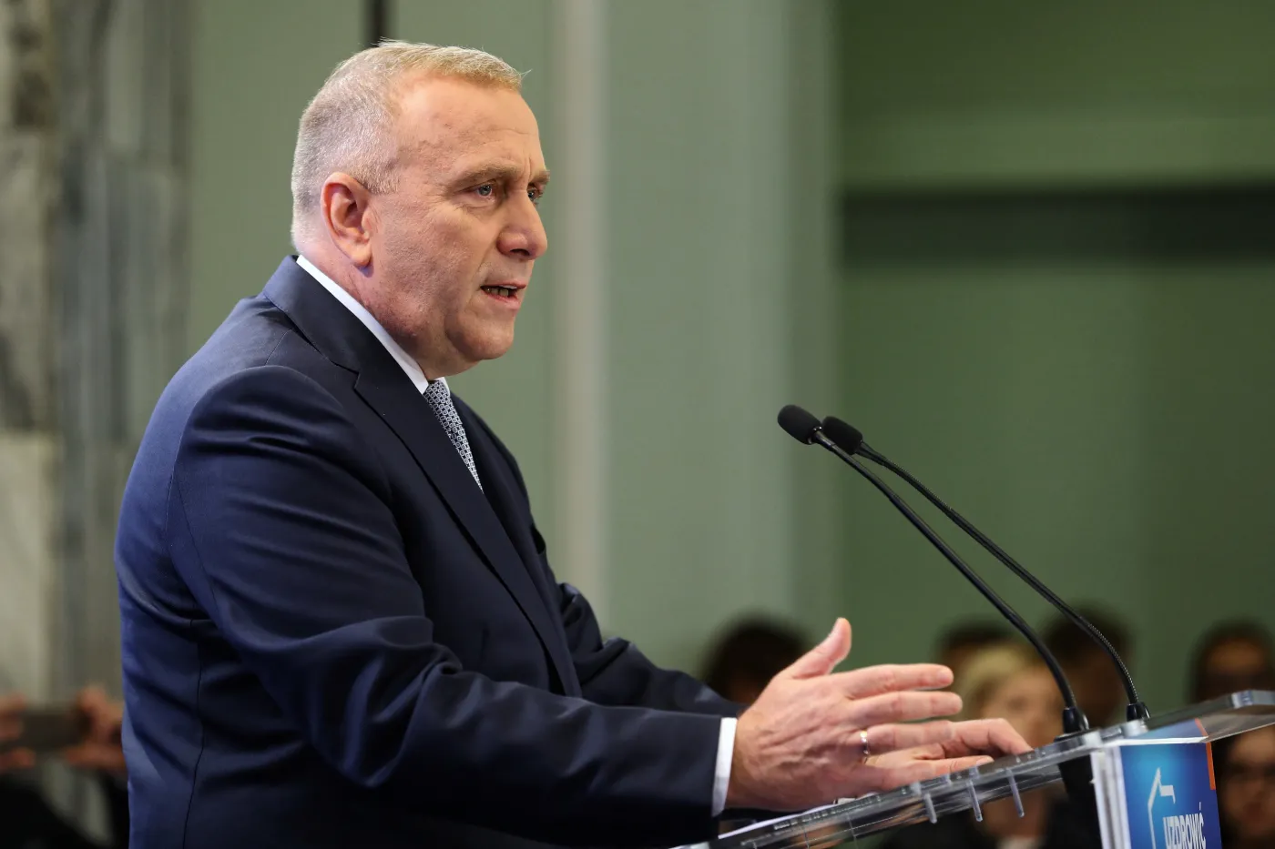 Karczewski: Schetyna obiecuje "wyższe płace, niższe podatki", a w Senacie PO sprzeciwia się zerowej stawce PIT dla młodych