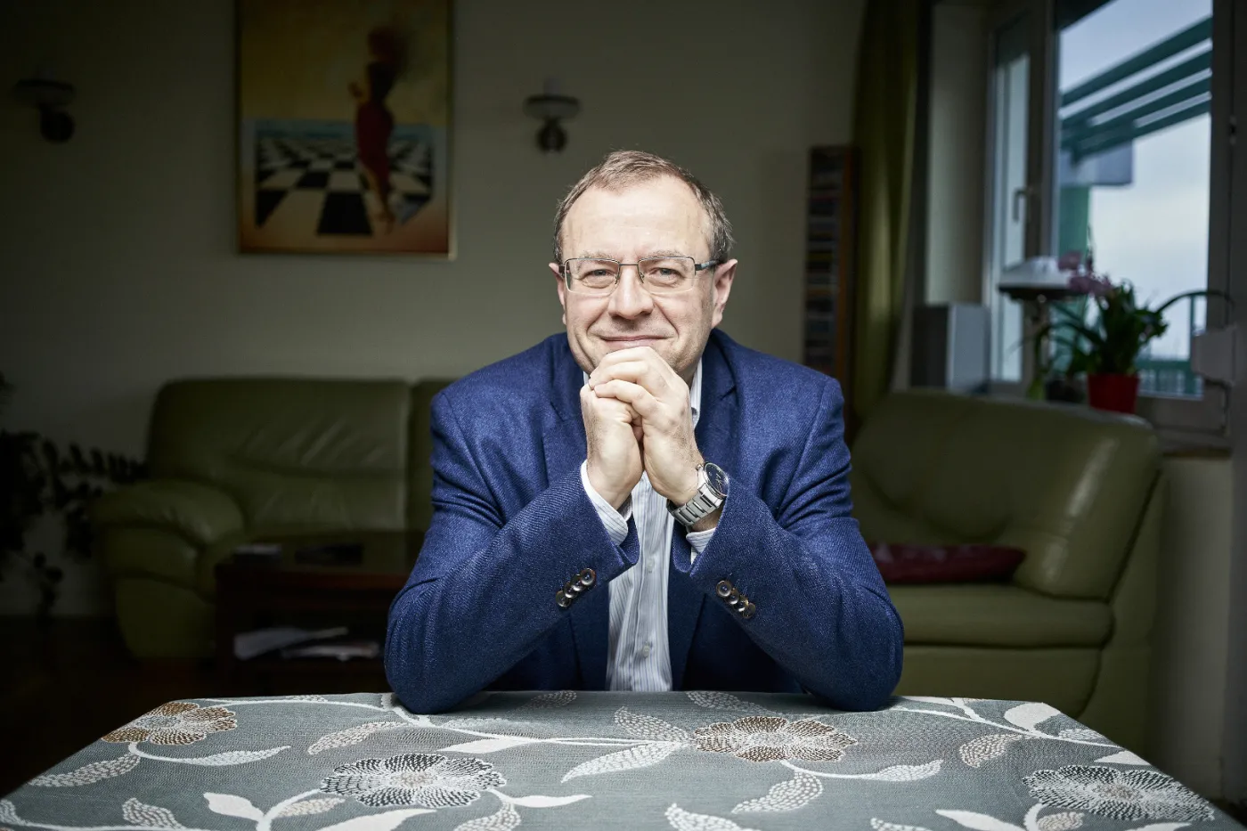 Zaginiony sztandar PZPR to detal. Gdzie się podziało 22 mln franków? [WYWIAD]