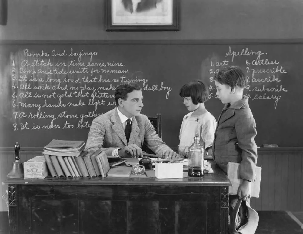 Ile zarabia dyrektor szkoły?