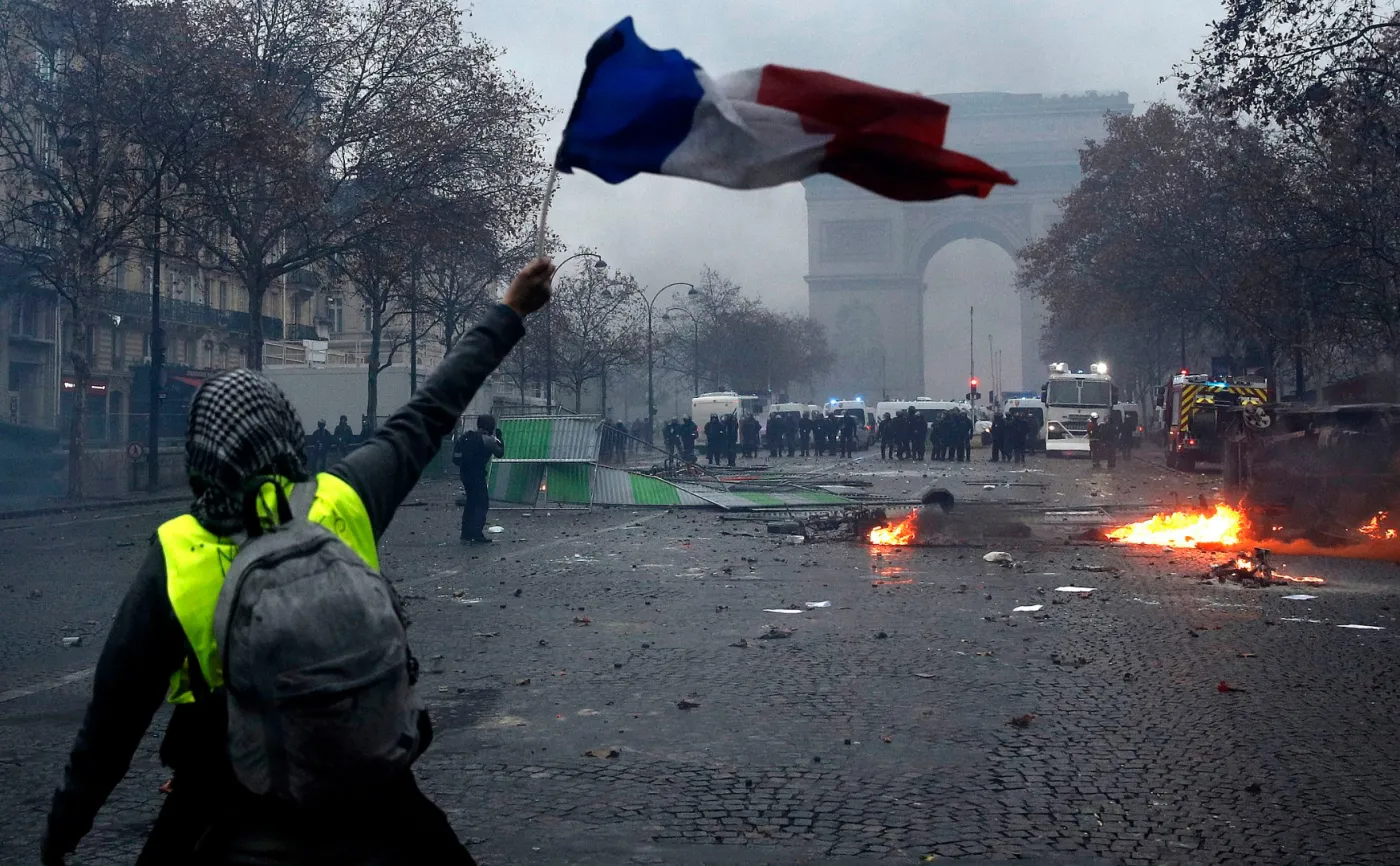 Francja liczy straty po zamieszkach "żółtych kamizelek" w Paryżu