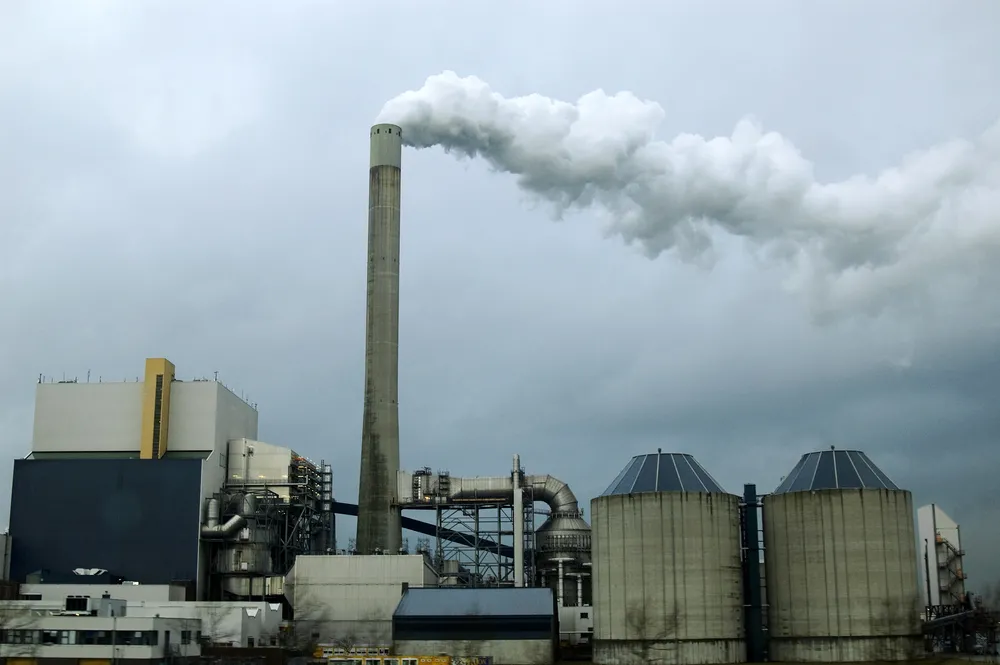 Smog, rak i wielomilionowe kary za brak recyklingu. Dym wokół spalarni gęstnieje