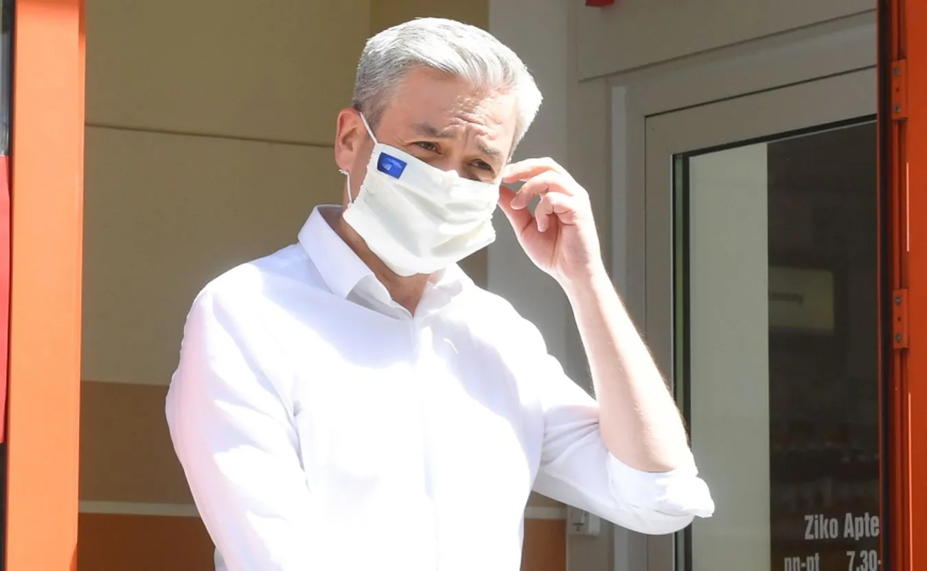 Okno w siedzibie SLD ostrzelane z broni pneumatycznej. Wisiał na nim plakat Roberta Biedronia