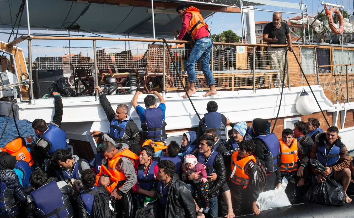 Powstaje kolejny prowizoryczny obóz na Lesbos. Tysiące migrantów przenoszą się z gruzów Morii