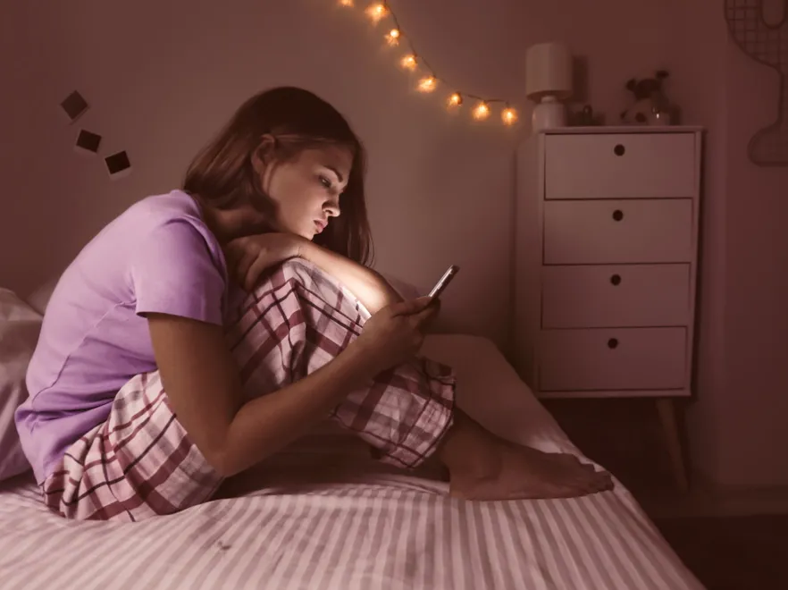 Korzystanie z ekranów przed snem jednak nie zaburza nocnego odpoczynku?