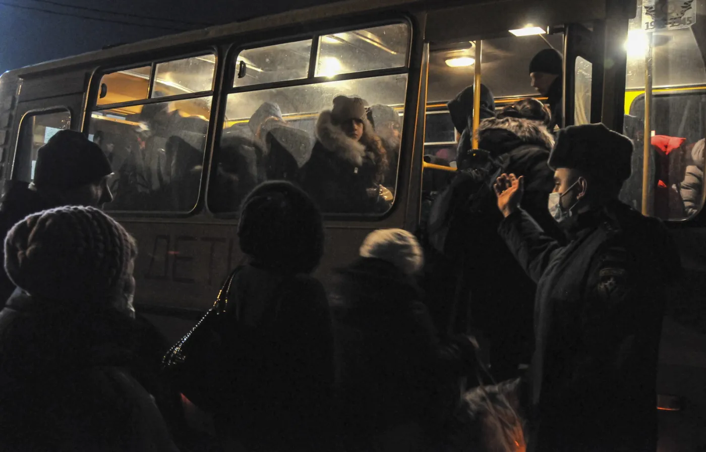 Ukraińcy przymusowo ewakuowani z Donbasu. Już drugi dzień są w autobusach, bez jedzenia