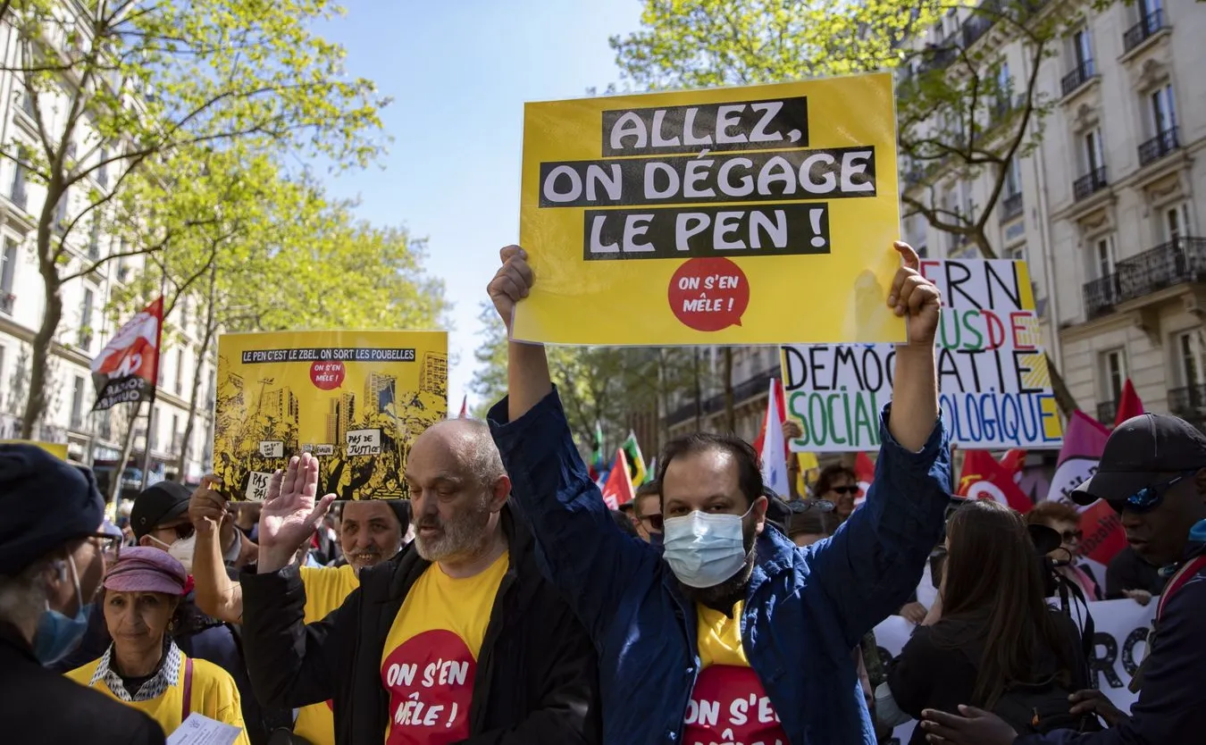 Francja protestuje przeciwko skrajnej lewicy i Marine Le Pen