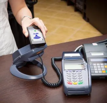 Karty kredytowe tracą rynek. Ich miejsce zajmują inne technologie