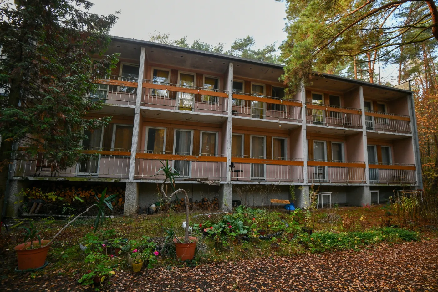 Były ośrodek rosyjskiej ambasady w Skubiance zdewastowany. "Tak tu ruskie gospodarzyli"